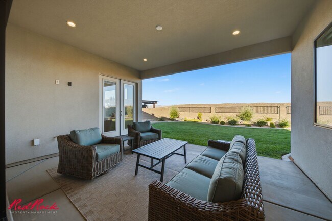 Building Photo - 4 Bedroom Home with Gorgeous Views