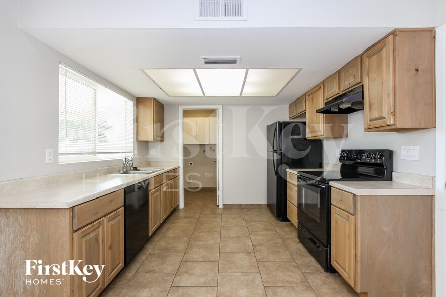 Building Photo - 5031 W Windrose Dr