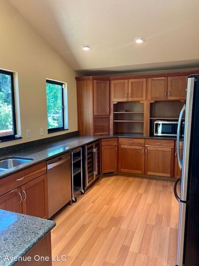 Building Photo - 3 br, 3 bath House - 8438 32nd Ave SW