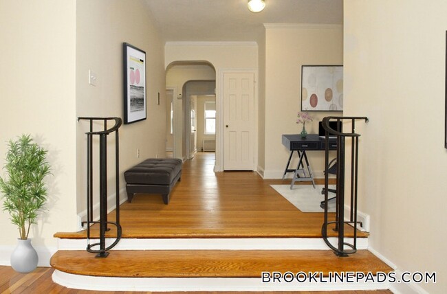 Building Photo - 1539 Beacon St