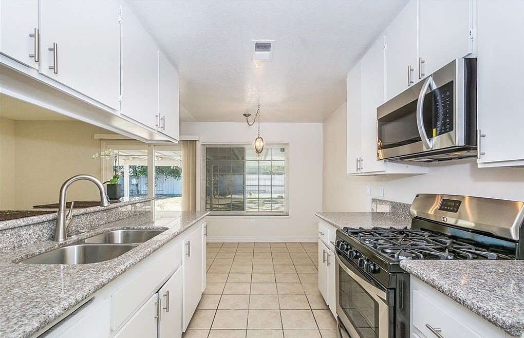 Building Photo - 13739 Sylmar Dr