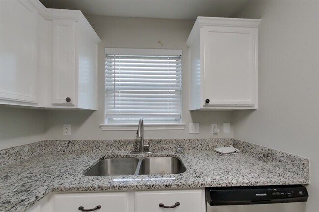 Building Photo - 308 Crooked Pine Court