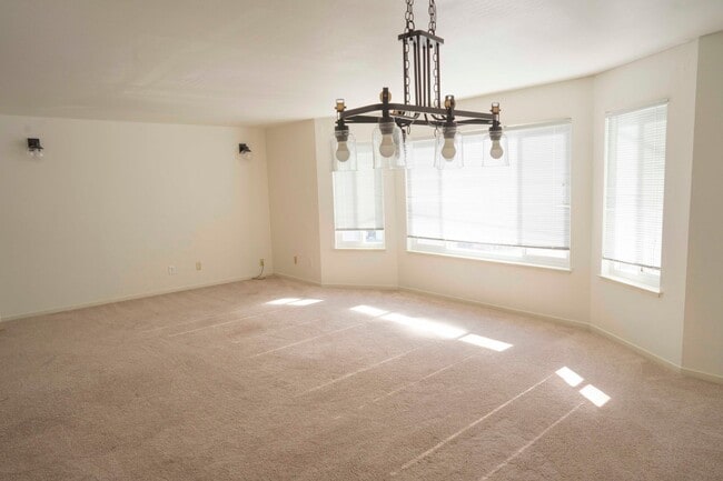 Building Photo - Mid-floor Flat in a duplex located in the Inner Richmond / Laurel Heights.