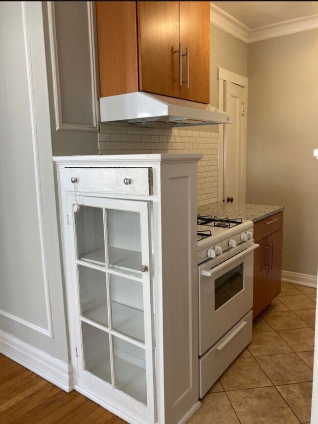 Building Photo - Edgewater Studio with Heat and Cooking Gas Included ~ No Security Deposit ~ Cat Friendly