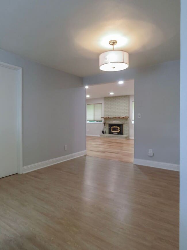 Building Photo - Gorgeous Ranch Style 3 Bedroom Home In Lak...