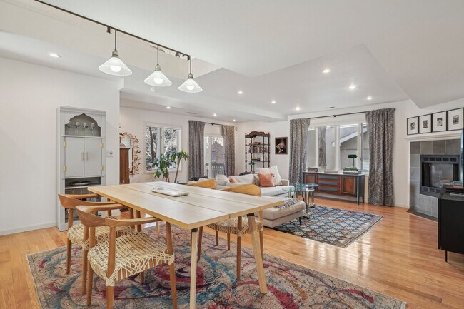 Building Photo - HALF MONTH RENT FREE!!!! GORGEOUS Brick To...