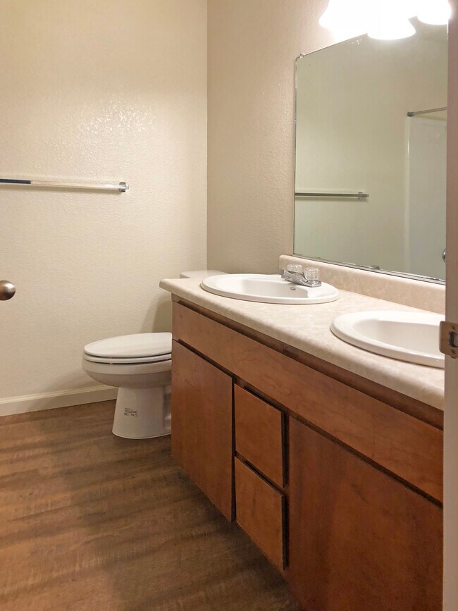 Building Photo - 1212 Sacramento W Ave