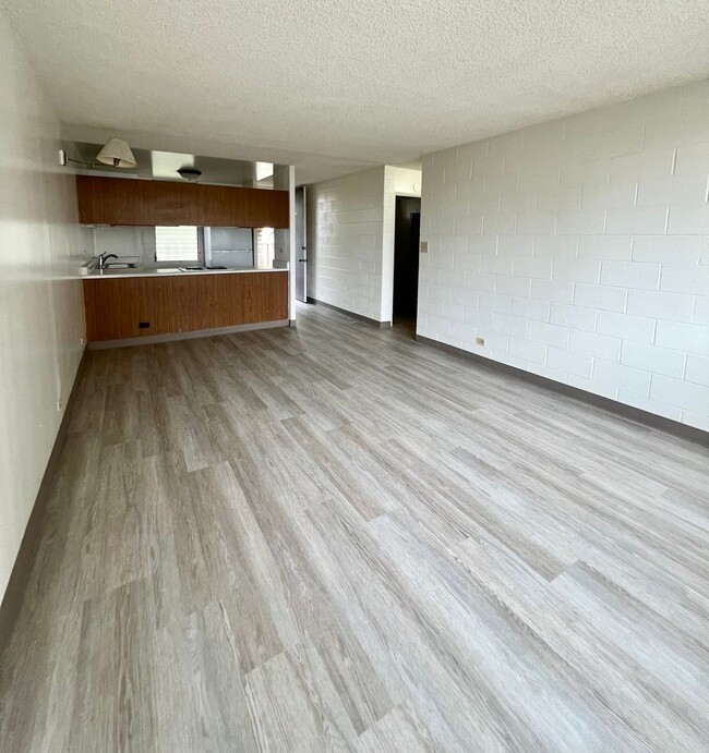 Building Photo - 1 Bedroom at Likini West* Parking * New Fl...