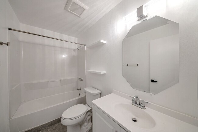 Building Photo - Large 6 Bed/3 Bath house close to ASU with awesome backyard