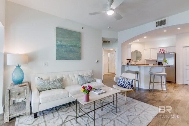 Building Photo - 20050 Oak Rd E