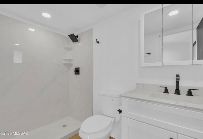 Building Photo - 980 N Solar Dr