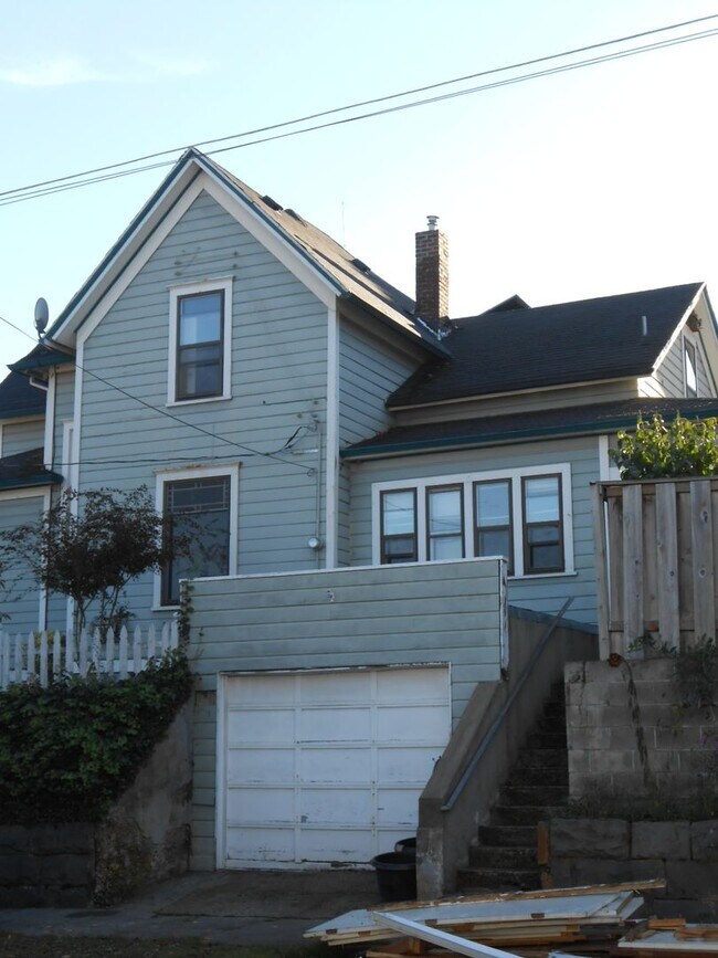 Building Photo - Historic Victorian Charm