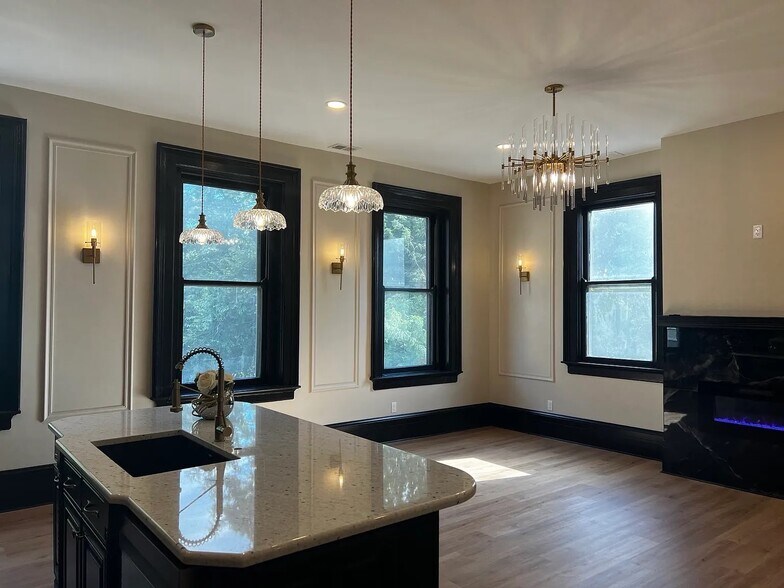 Building Photo - 230 W 6th St