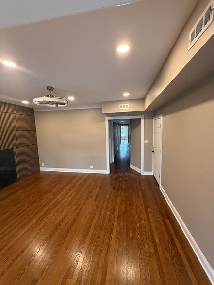 Livingroom - 1629 W Granville Ave
