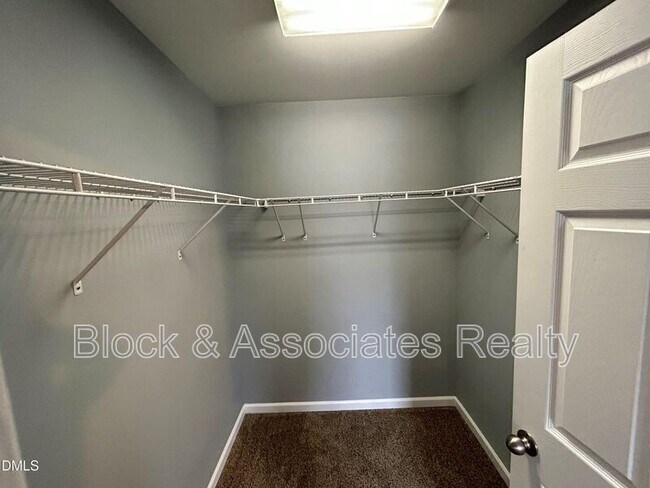 Building Photo - 2210 Raven Rd
