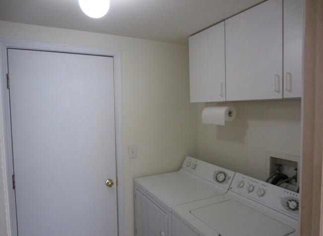 Building Photo - 14019 S Oakdale Cir