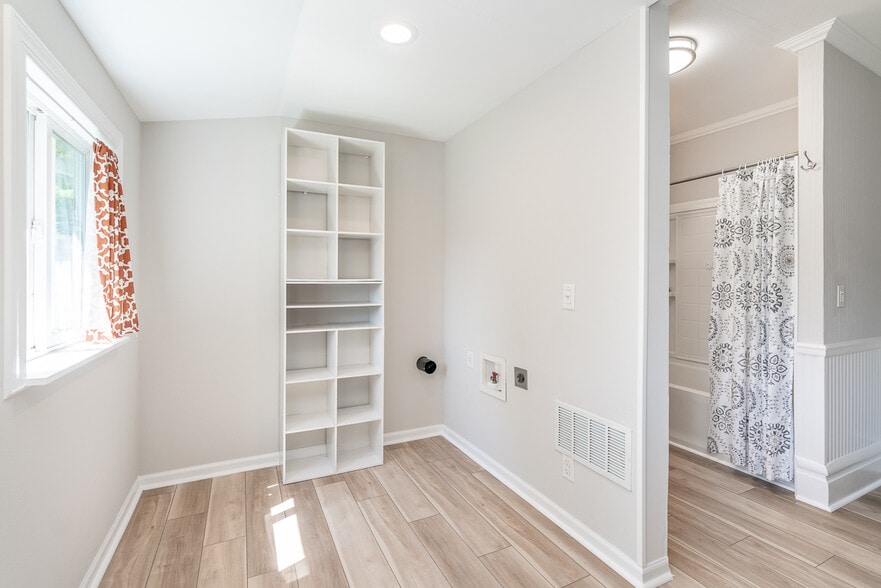 Second Level - Washer/Dryer Hookup - 2435 Summit St