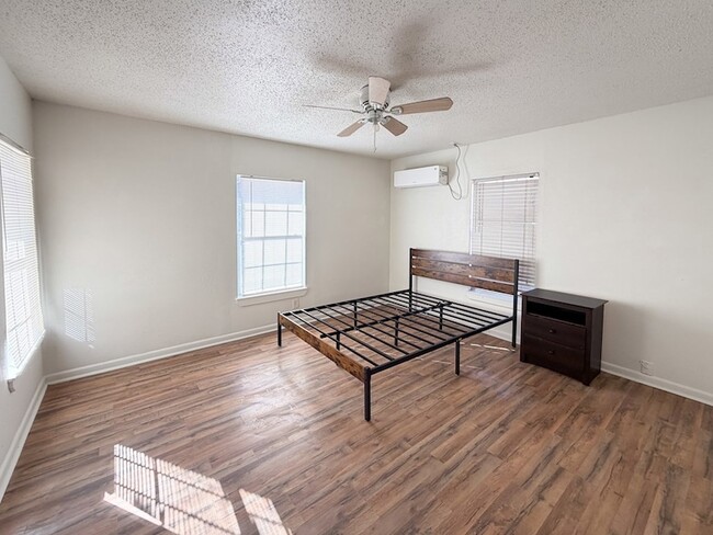 Building Photo - 1104 N Carrizo St