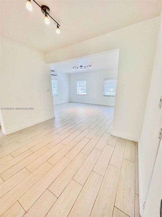 Building Photo - 125 S Shore Dr