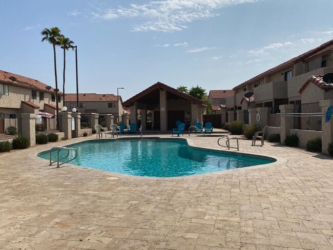 Building Photo - Chandler Townhouse 2 Bed & 1.5 Bath - 2 Story w/New Carpeting Full Size Washer/Dryer