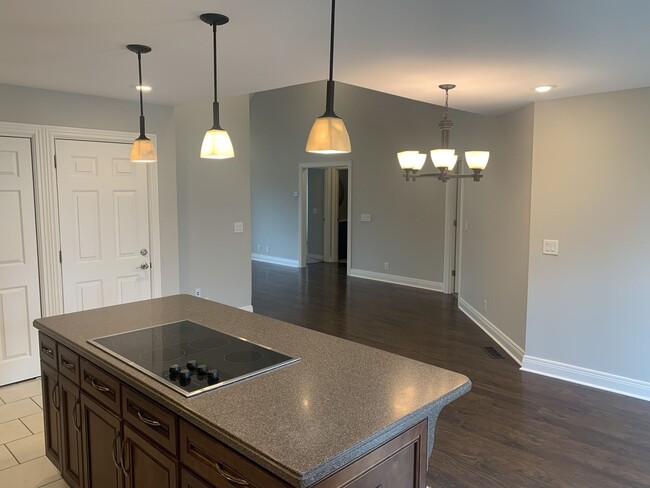 Building Photo - 3 Bed, 2 Bath Home w/ 1 Car Garage and Fen...