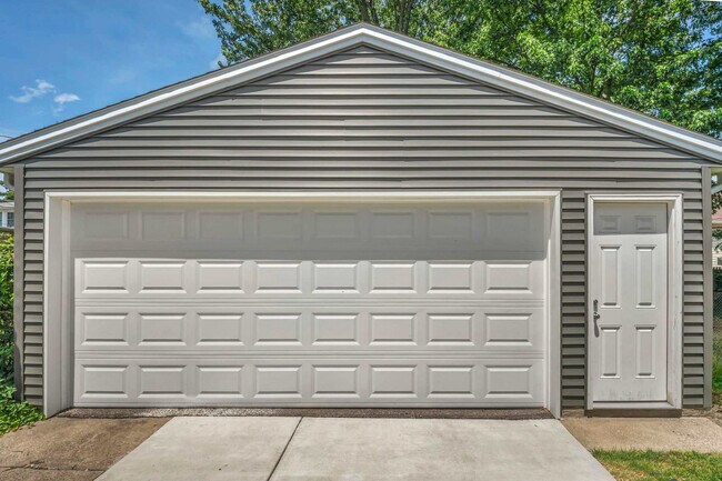 Building Photo - 3544 Tuttle Ave