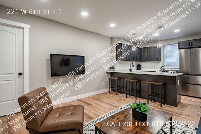 Primary Photo - 221 W 6th St