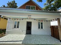 Building Photo - Charming 2 Bedroom, 2 Bath House for Rent!