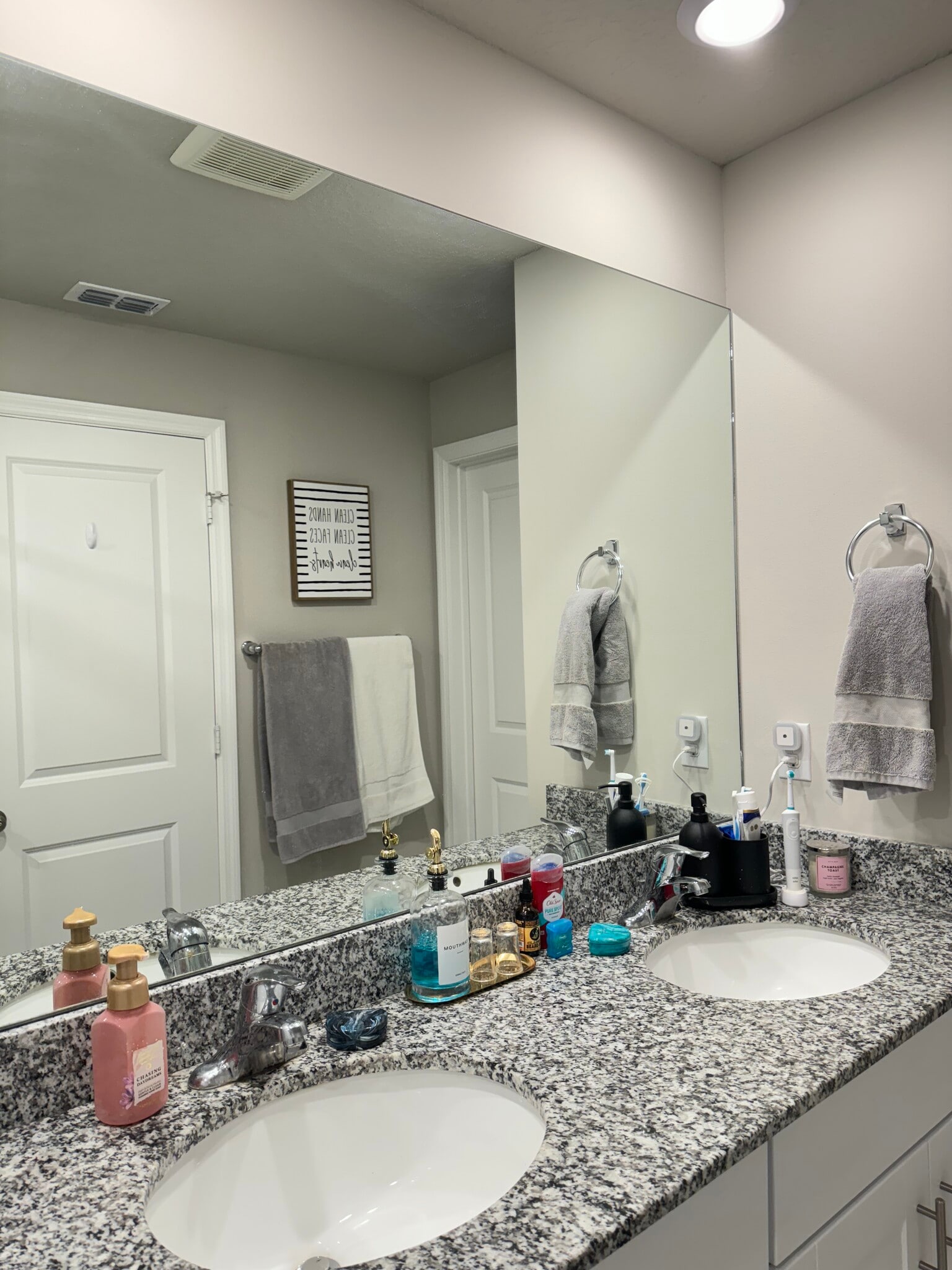 Building Photo - 5649 Mentmore Dr