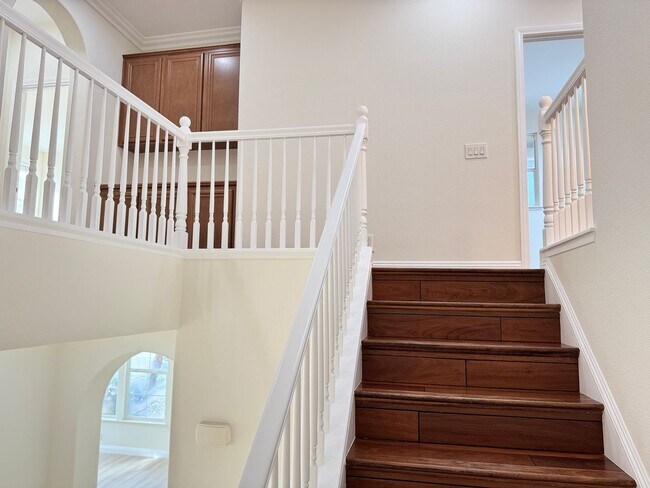 Building Photo - Spacious 6-Bedroom Estate in the Heart of Eastvale