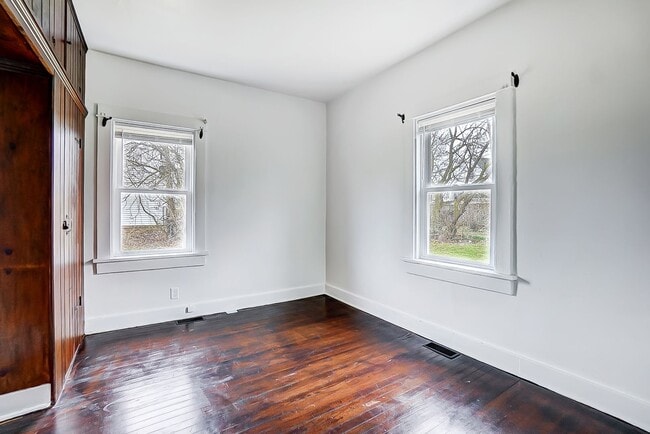 Building Photo - Cozy 3 bedroom w/backyard