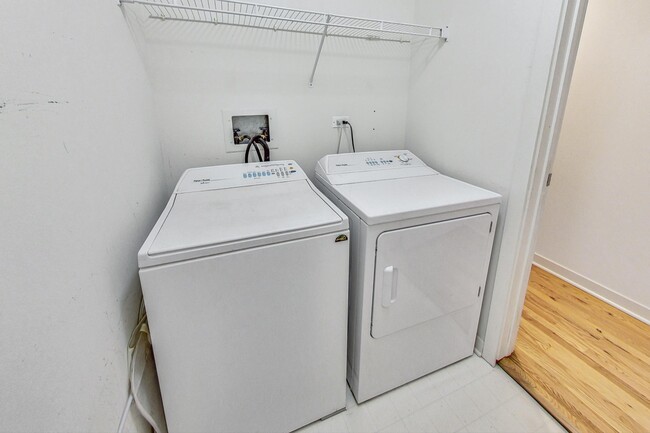 In-Unit Laundry - 1515 N Wells St