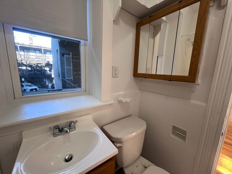 Building Photo - 208 Kelton St