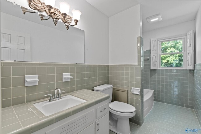 Building Photo - 407 Hillmont Dr NW