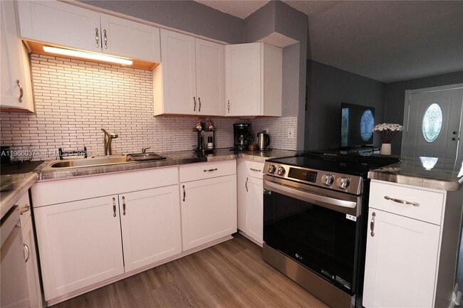 Building Photo - 742 Granada St