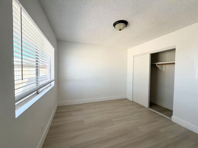 Building Photo - Refreshed Single-Story Home