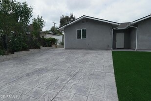 Building Photo - 936 Calle Pensamiento