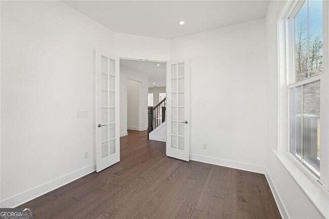 Building Photo - 2815 Medford Dr