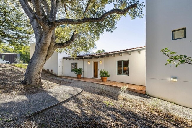 Building Photo - Charming 4BR Home Available in Private Portola Valley Cul de Sac