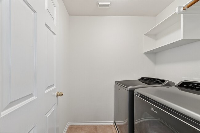 Building Photo - 16623 Newglen Ln