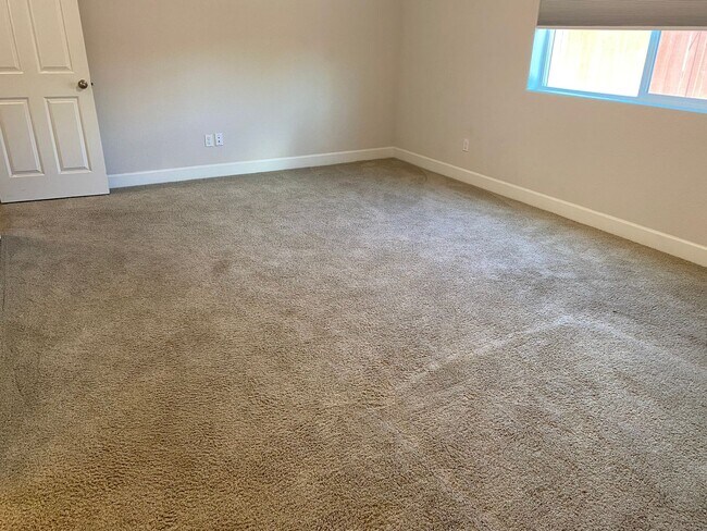 Building Photo - Stop the car