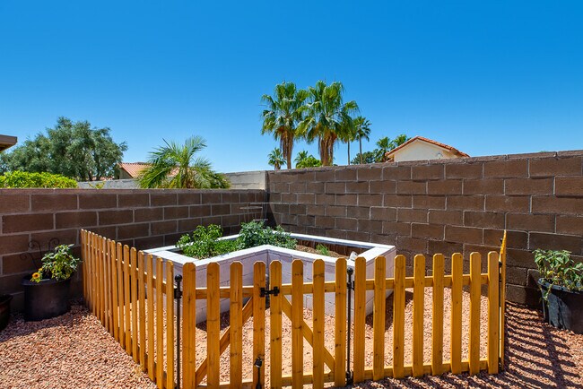 Building Photo - 10213 S Del Rey Dr