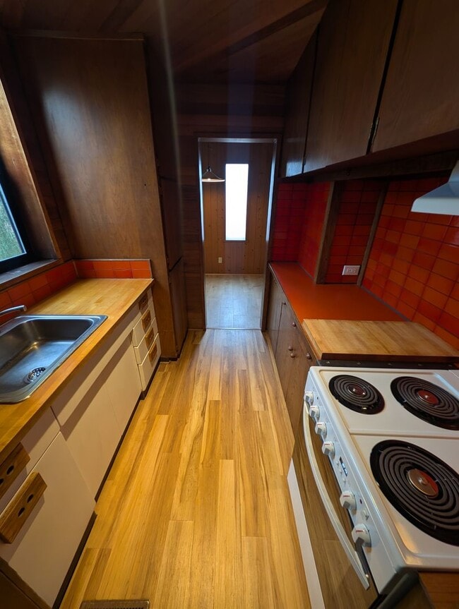 Building Photo - Rent Your Own Oasis! Available Now!