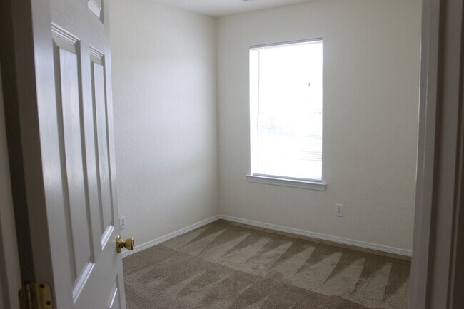 Building Photo - Three Bedroom Townhome in University Park with Balcony
