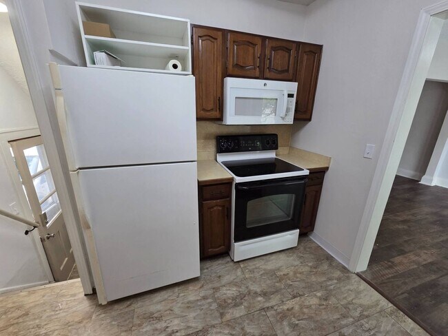Building Photo - Charming 3-Bedroom Property in Prime Location