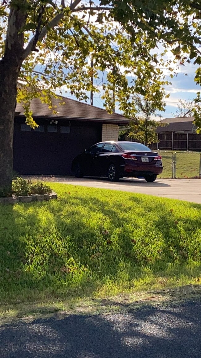 Building Photo - 2005 Magic Hill Dr