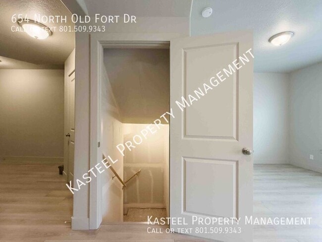 Building Photo - 654 N Old Fort Dr