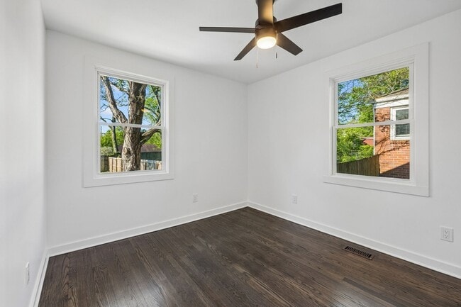 Building Photo - 902 Broadmoor Dr