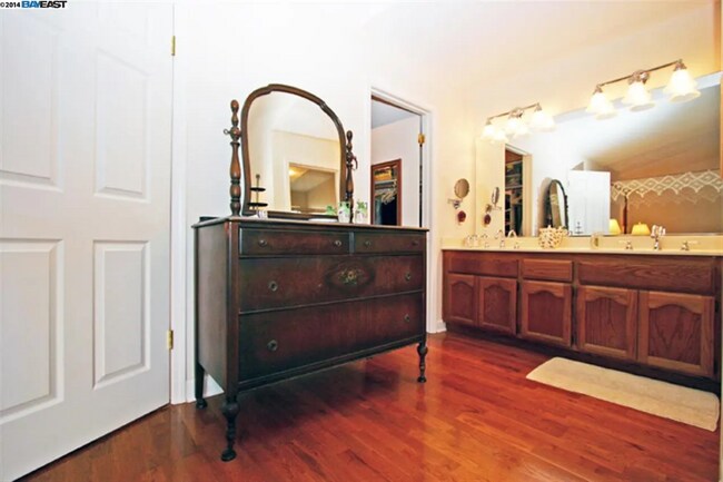 Building Photo - 5815 Northland Terrace