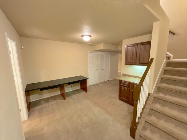 Building Photo - 5 Bedroom Home Available Near Rangewood Dr & Vickers Dr!